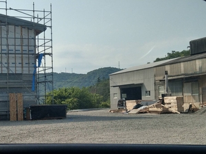 「新工場を建てた場所です。広い敷地に建てています。」の画像